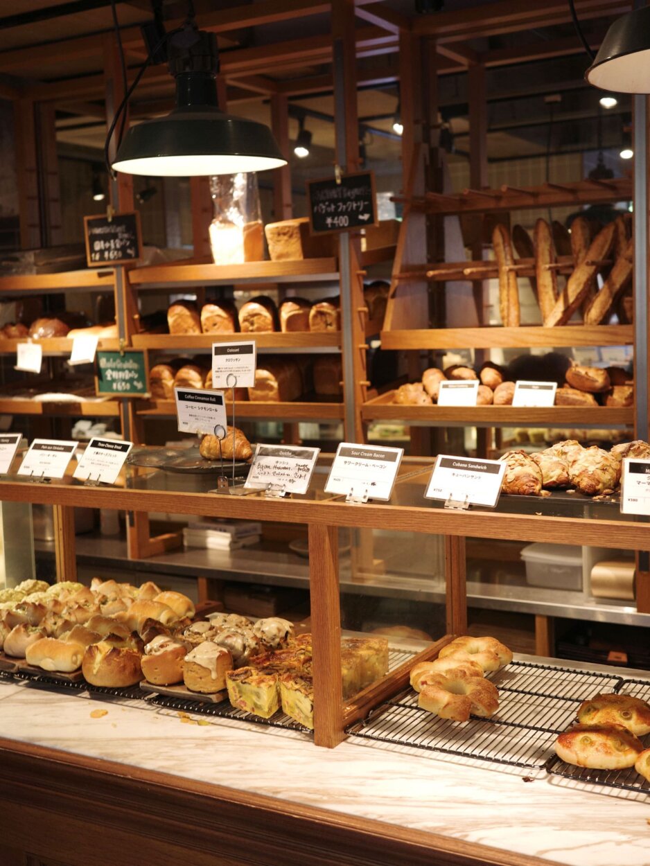 温かみのある店内にパンがズラリ