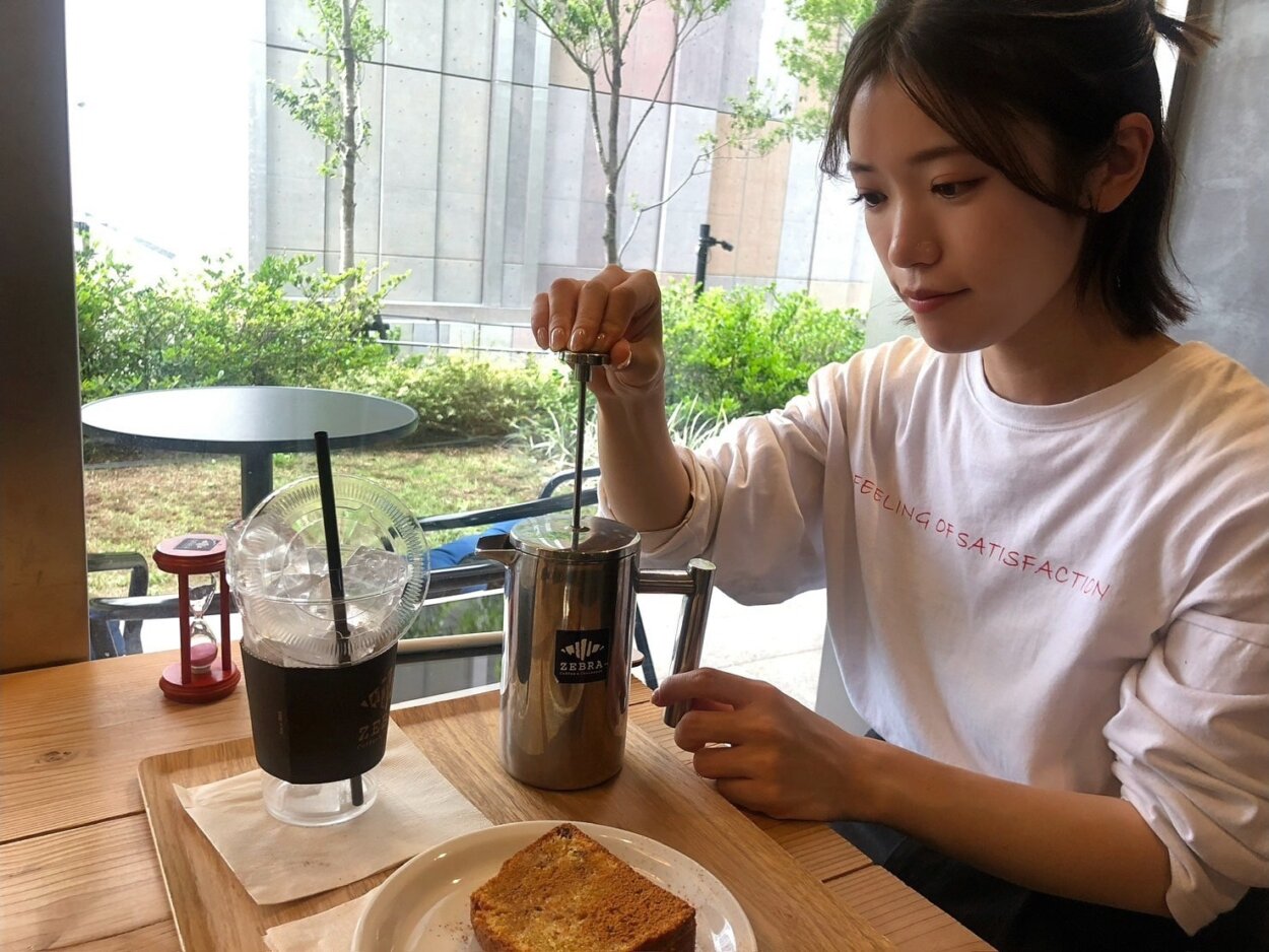 プレスする美山さん