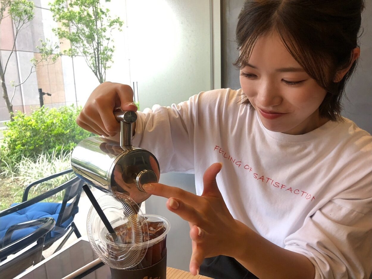 その後カップへコーヒーを注ぐ