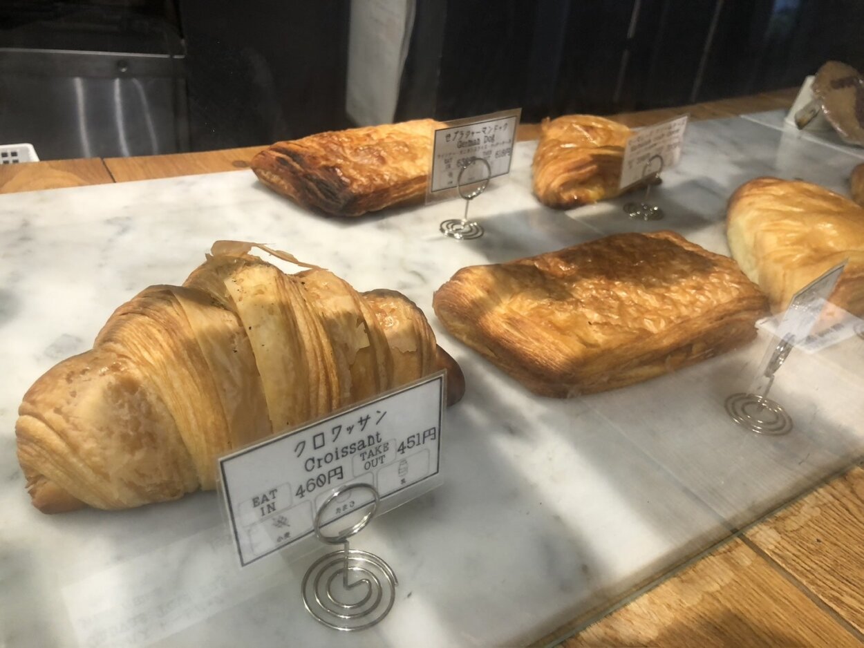 クロワッサンをはじめ、パンがズラリ