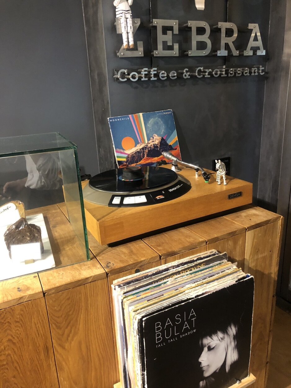 店内にはレコードプレイヤーが!