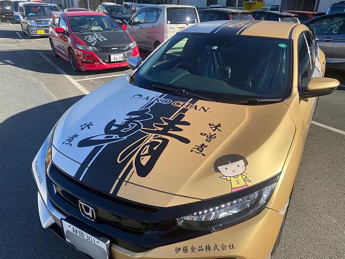 鯖カー。金のサバ缶のみならず、銀のサバ水煮も！　あいこちゃんも！　全部目立たせようとしたらこうなったのだとか……