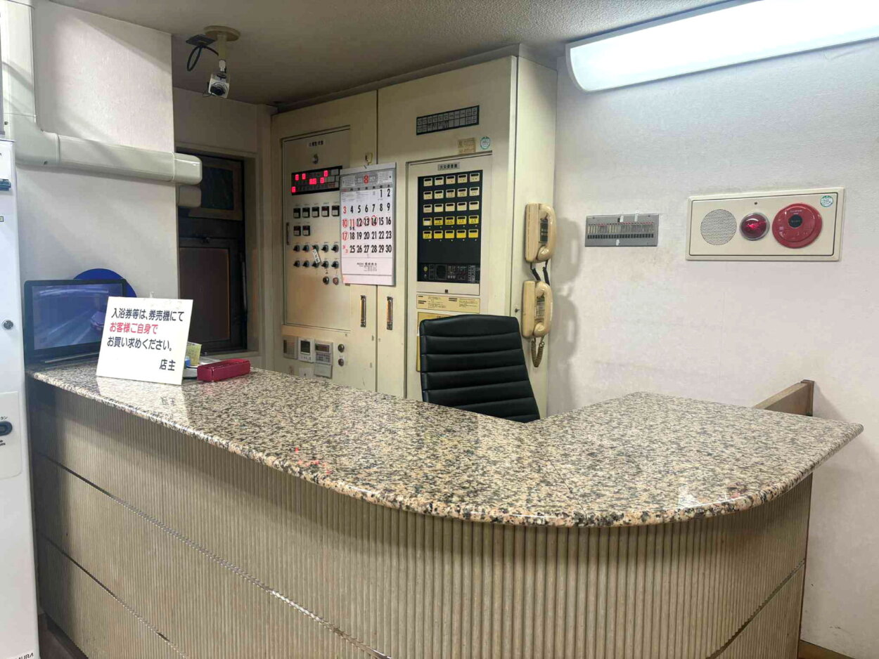 ひっきりなしのお客様にもスムーズに対応されるフロント