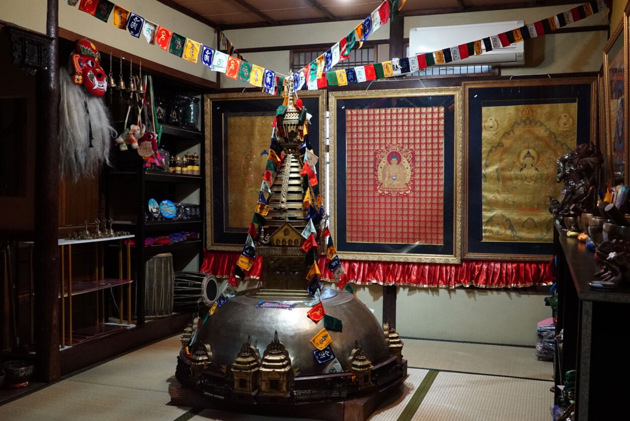 大阪万博で実際に展示されていたスワヤンブナートのストゥーパを100分の1スケールで再現したもの