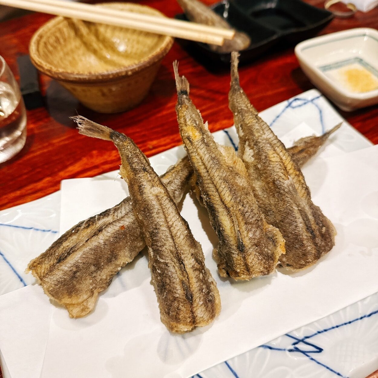 メヒカリの唐揚げ。表面は香ばしく中はジューシーで日本酒を呼ぶおいしさです