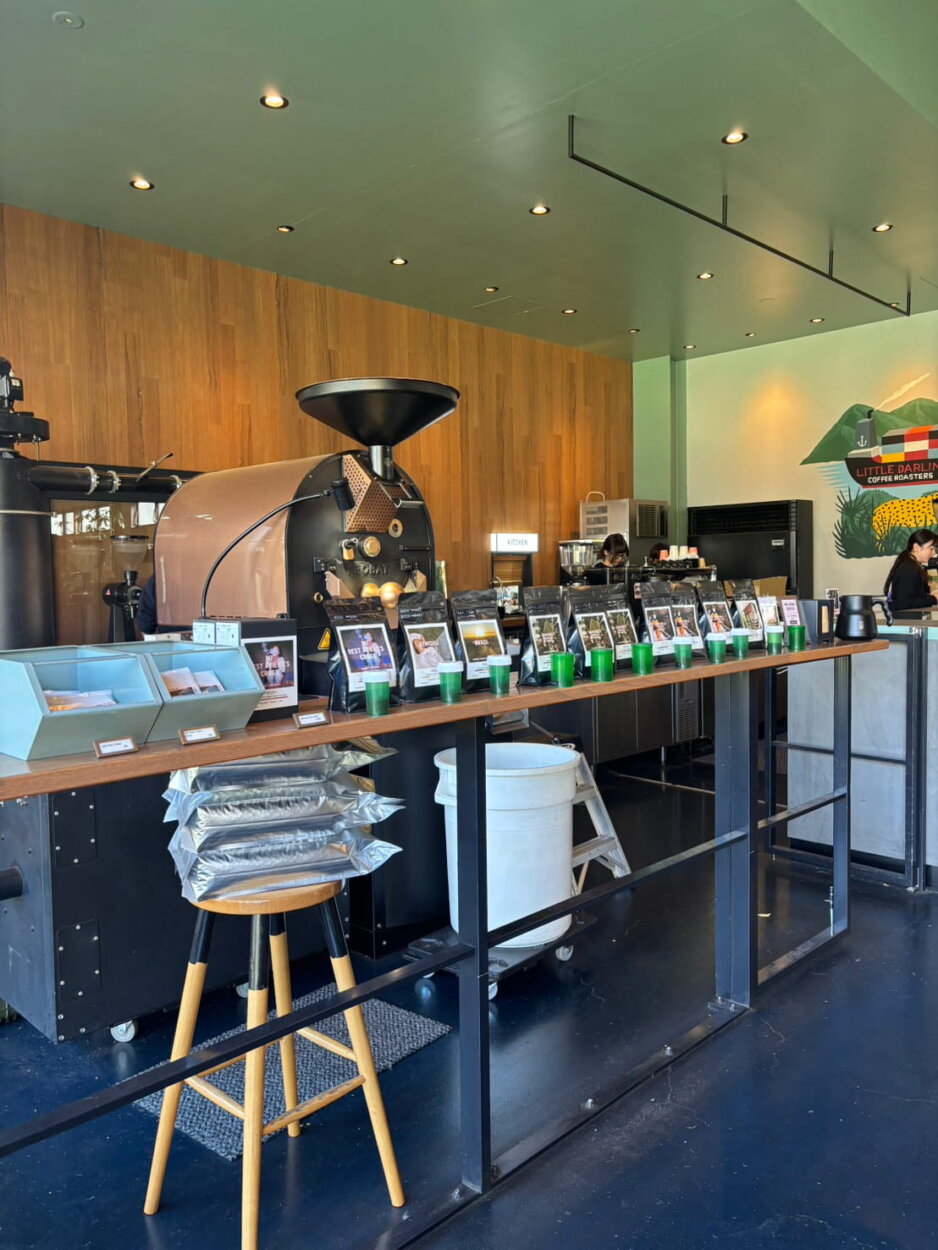 大きな焙煎機が見える