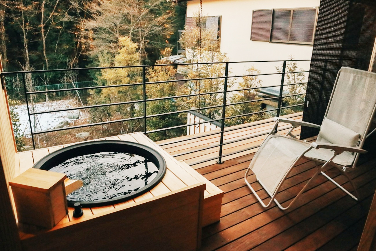 プライベートサウナと源泉かけ流しの温泉を独り占め！ 箱根で暮らすように旅する – おとなの週末