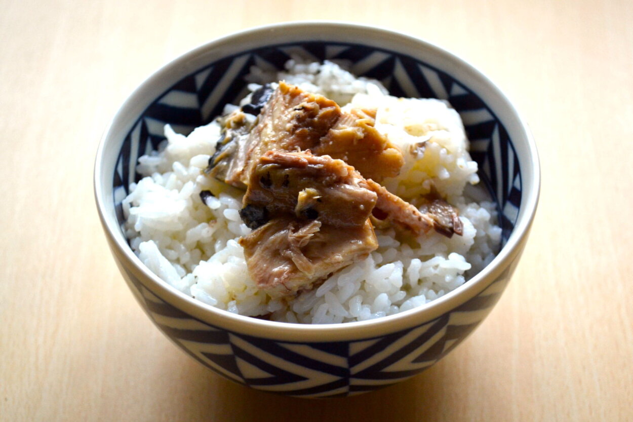 ご飯にのせて、缶汁をたらりでまずひと口。ああ、旨い。お茶漬けにしてすする。うう、旨い