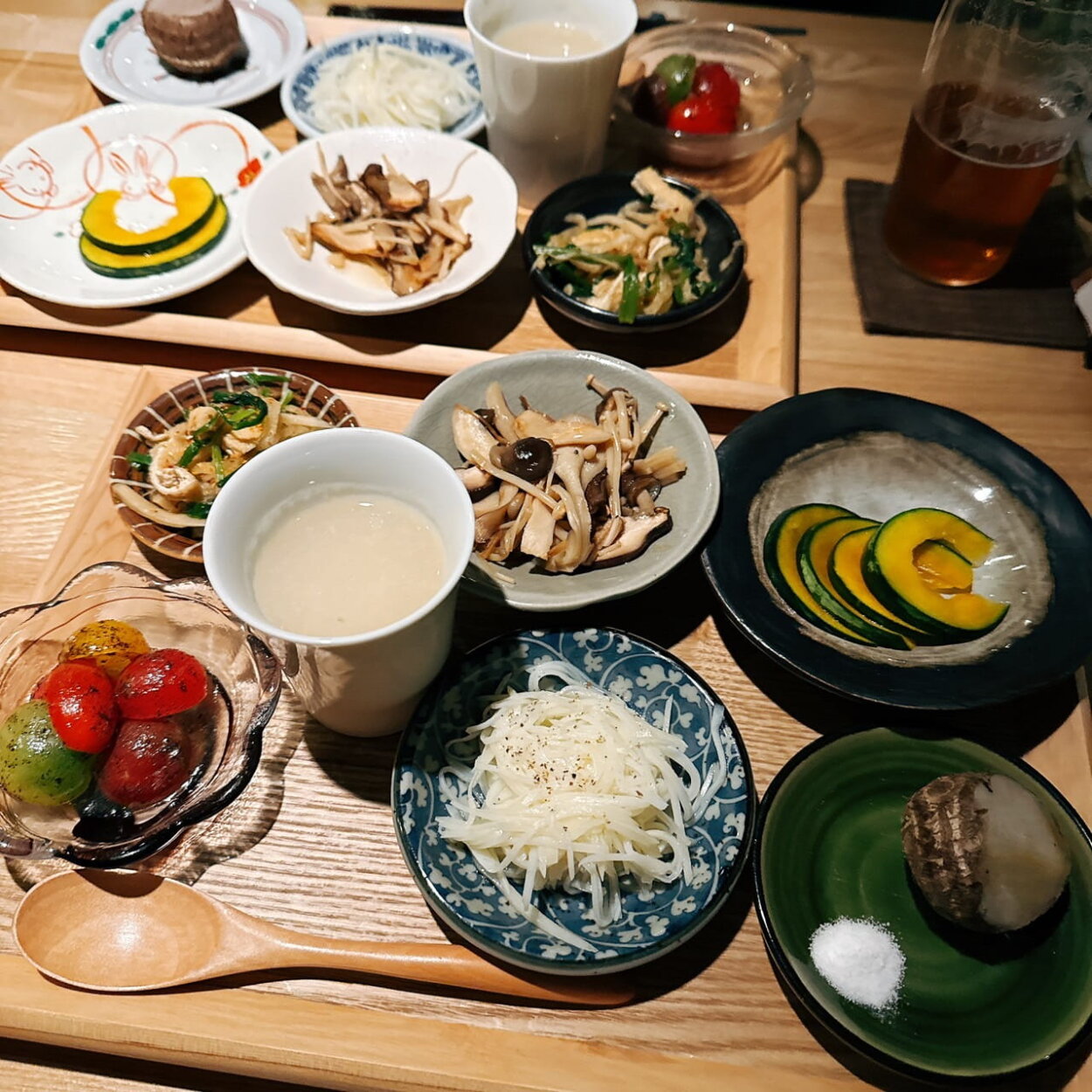 バターナッツかぼちゃ、きのこのマリネ、とうもろこしのすり流しなどなどの７品はどれもお酒を呼ぶ味です