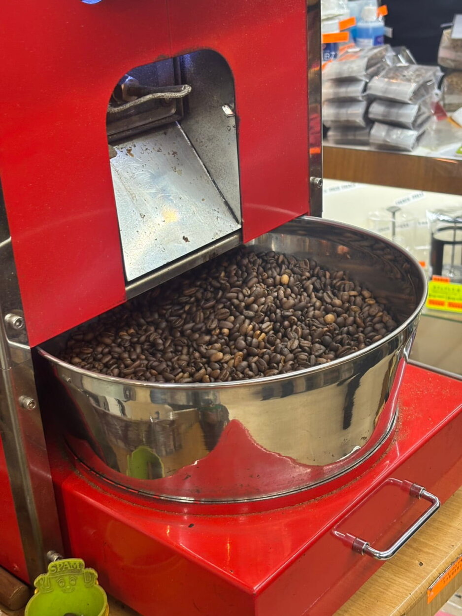焙煎機でコーヒー豆を焙煎