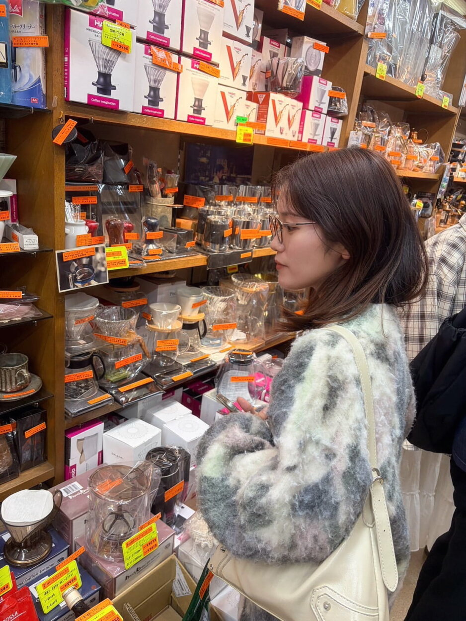 じっくりと見入る美山さん