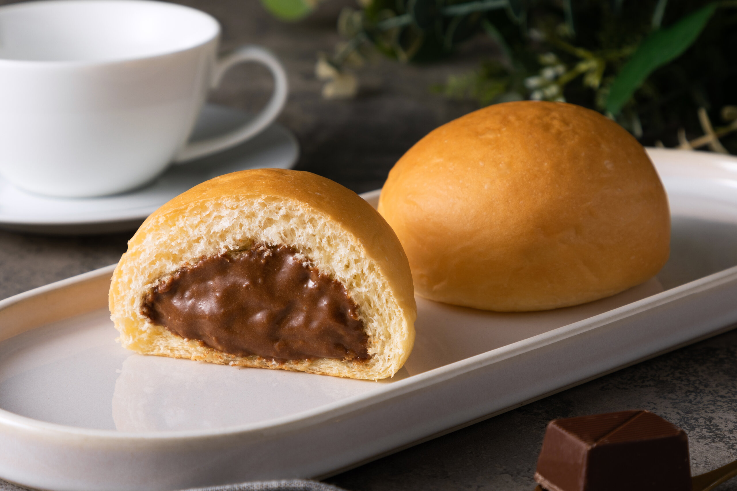 ファミマ限定、「八天堂」濃いチョコレートのくりーむパンが発売
