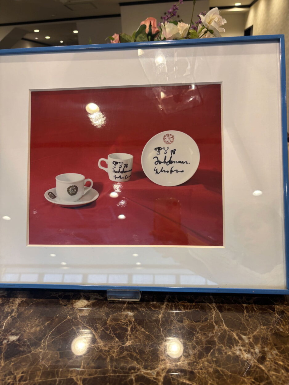 ジョン・レノンとオノ・ヨーコ夫妻がサインをしたカップとお皿