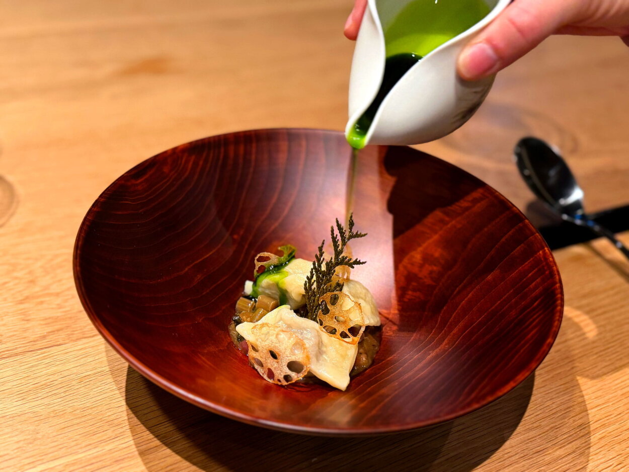 ヒノキのエキスから作られたソースをかける