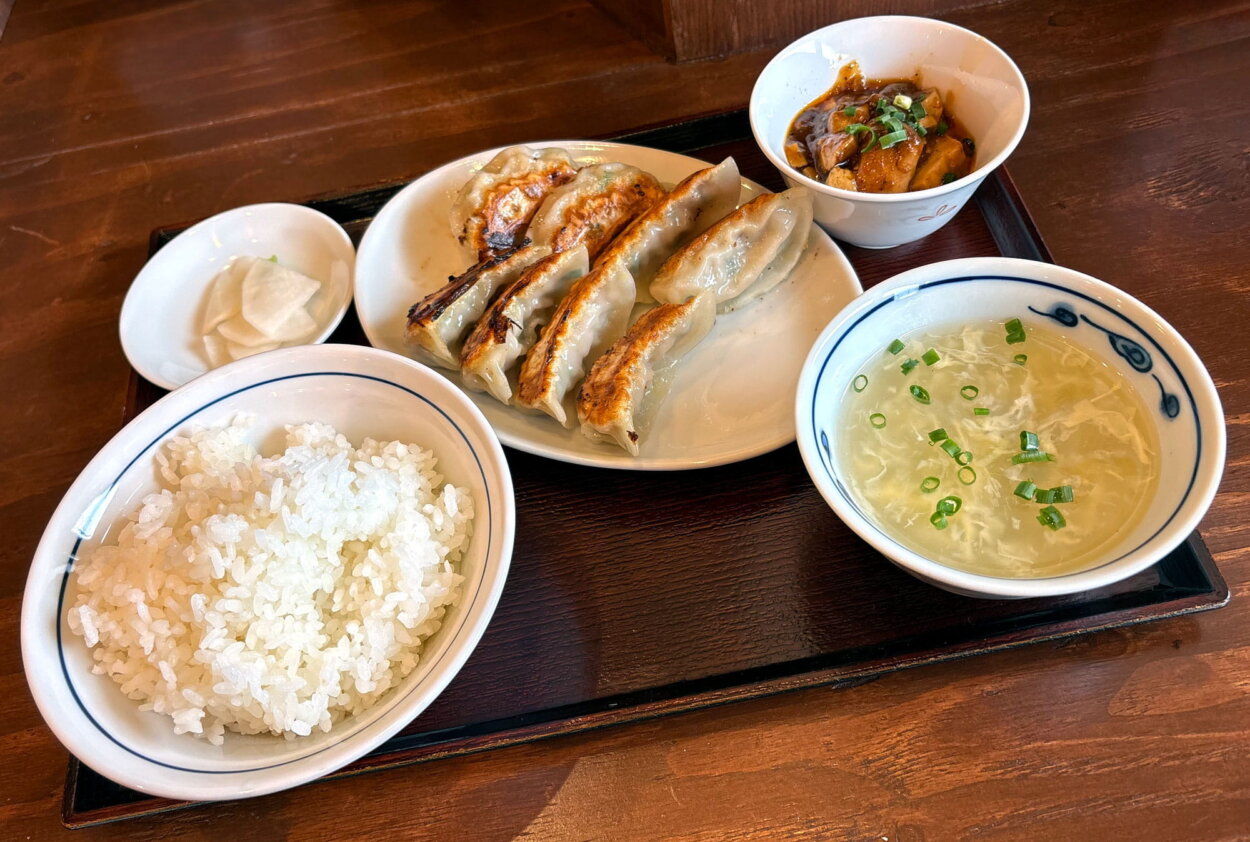 「手作り餃子定食」（ミニ麻婆豆腐・ライス・スープ・おしんこ付き、980円）