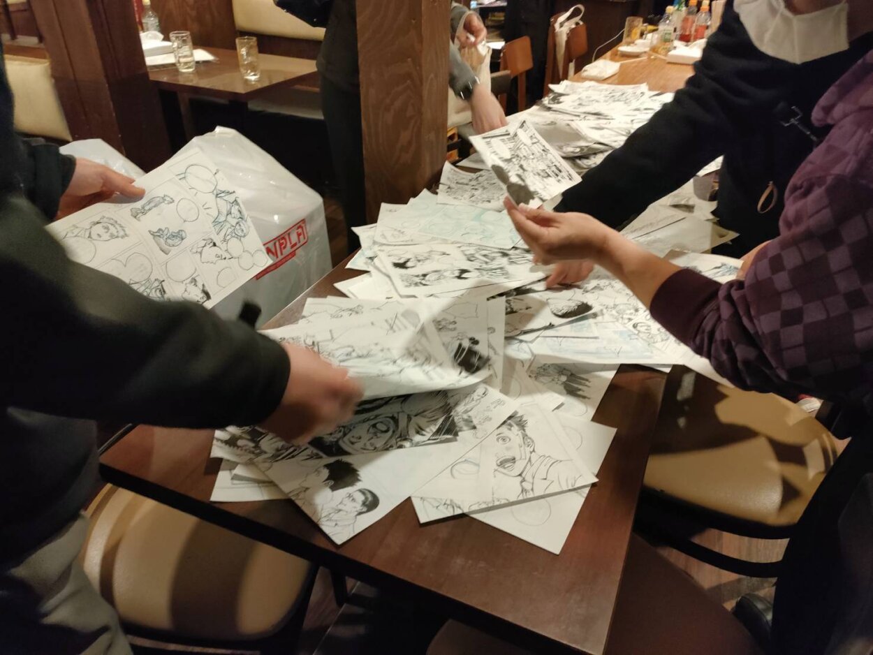 サイン会には午後１時からの開始に午前２時から並んだ人も。原画もひとり１枚プレゼントされ、人が殺到したため自主的にファンが会場整理してくれた