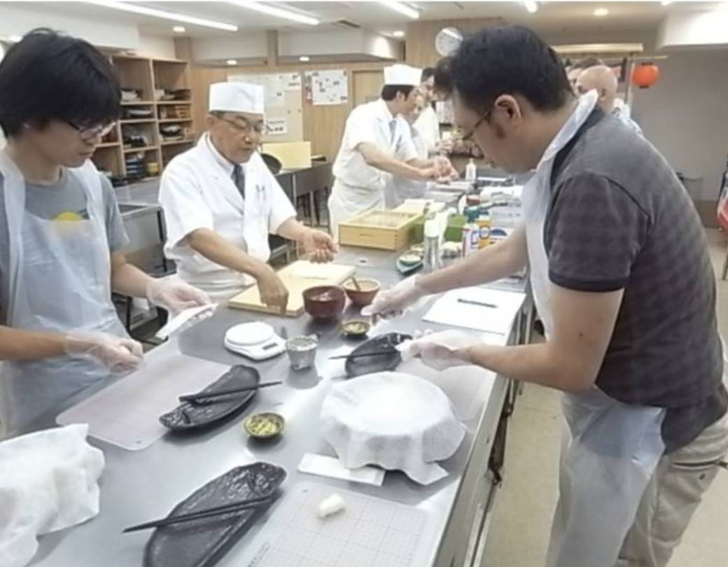 東京すしアカデミーで寿司を握る練習をするせきや氏（せきや氏写真提供）