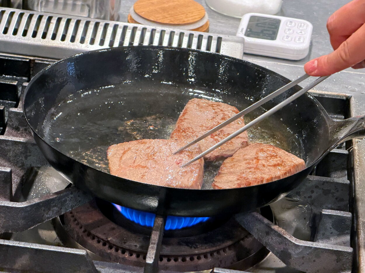 肉を焼く音が弾け、いい香りが鼻孔をくすぐる