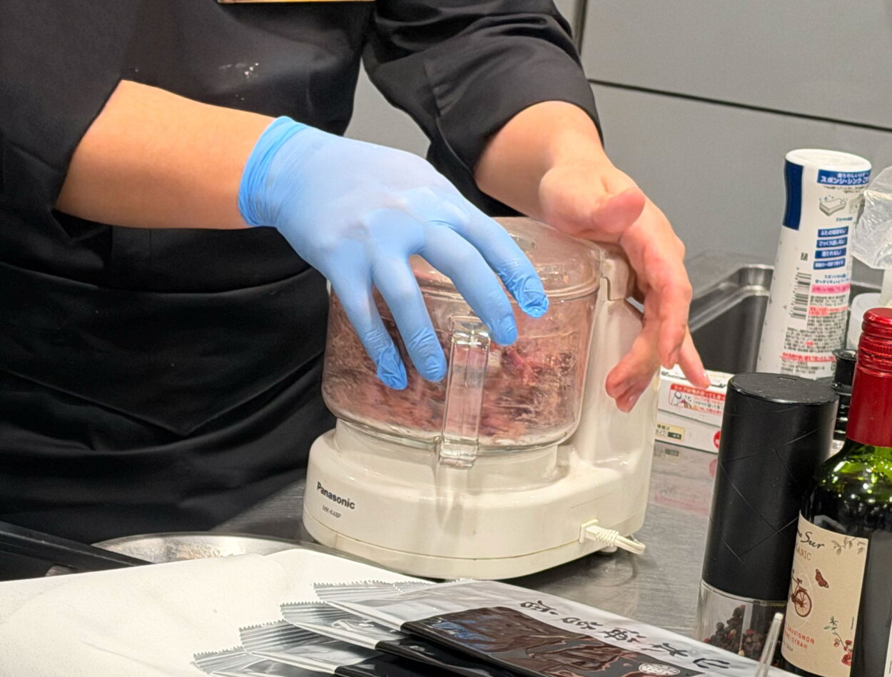 牛挽き肉と牛モモ肉をフードプロセッサーにかける。贅沢！