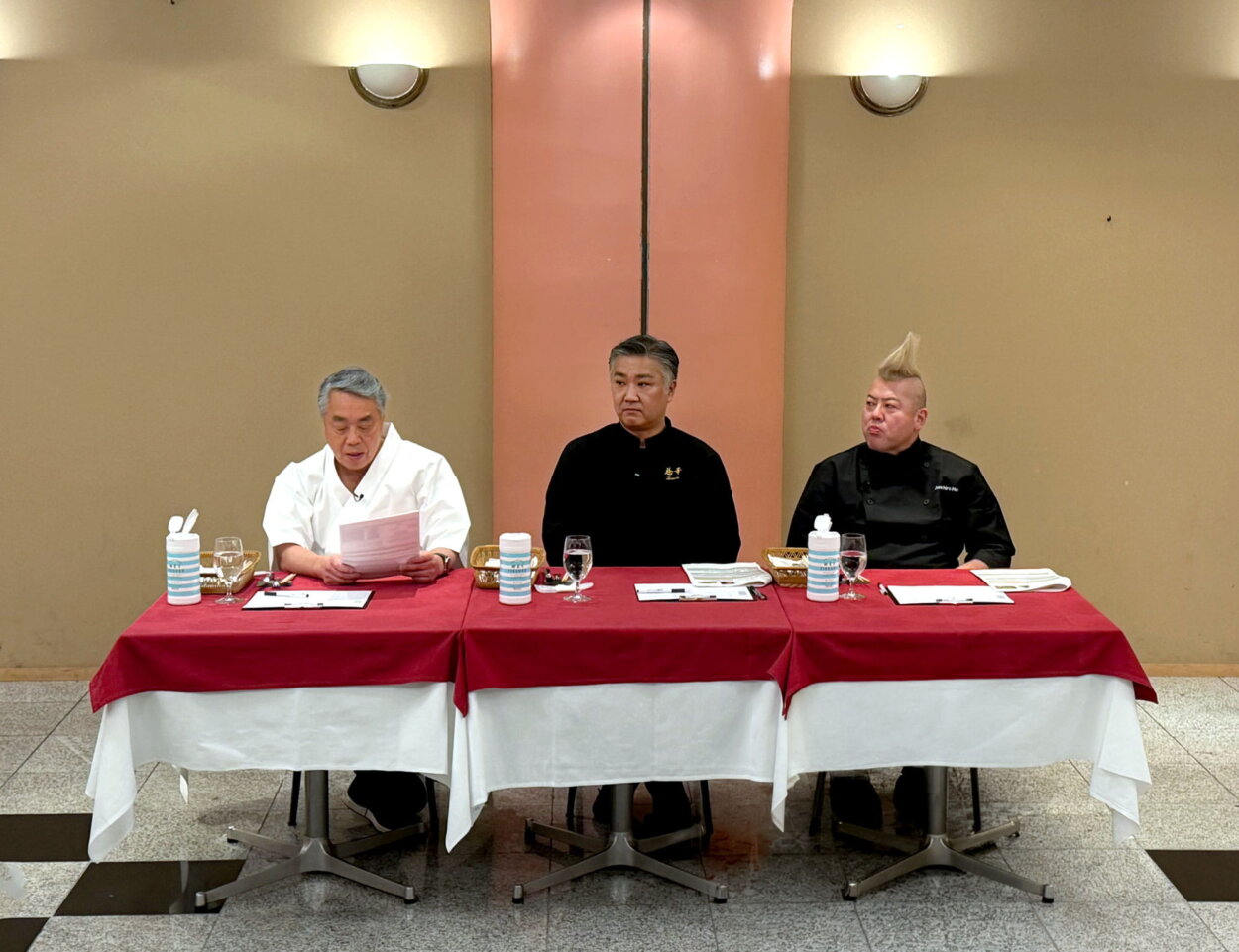 審査員は、左から『日本料理かんだ』店主・神田裕行さん（和食）、『慈華（いつか）』店主・田村亮介さん（中華）、『リストランテ・イ・ルンガ』店主・堀江純一郎さん（イタリアン）