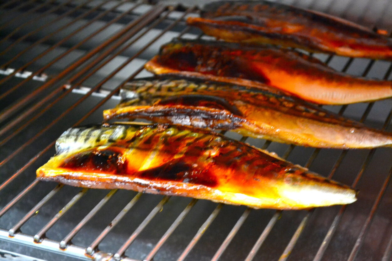 香ばしい焼き目がつくまでじっくりサバを焼き上げる