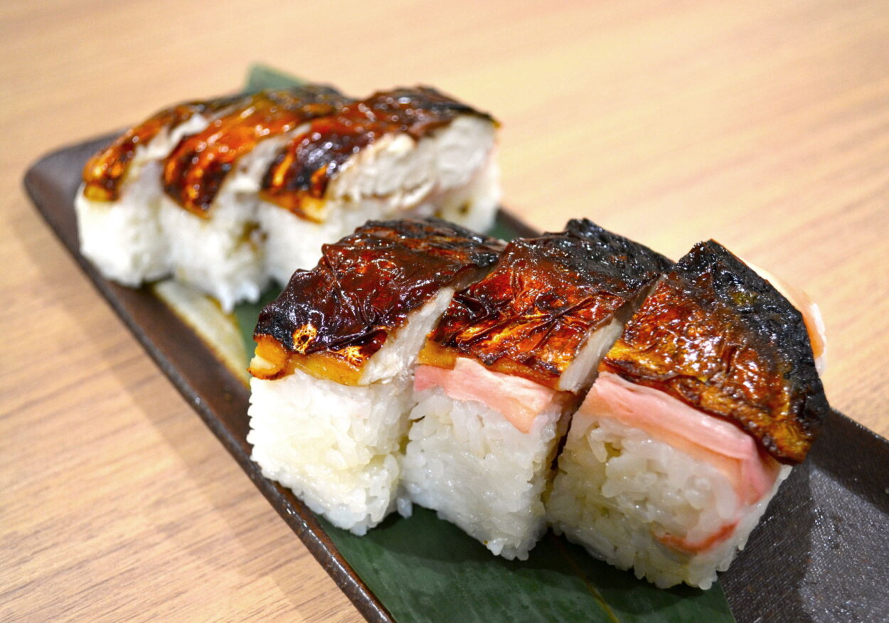シャリが「どすん」とした、存在感のある焼き鯖寿司