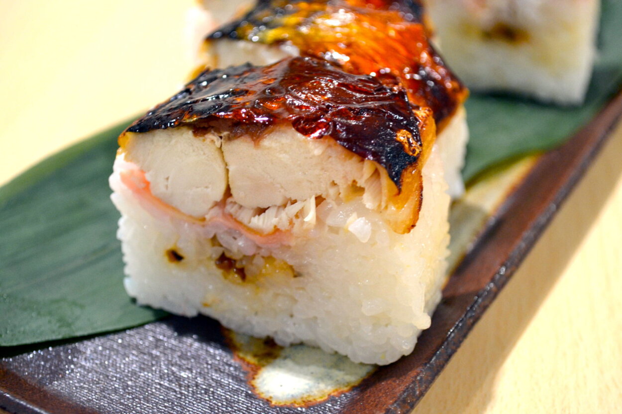 他社に比べて「身長が高い」焼き鯖寿司は、食べ応えバツグン