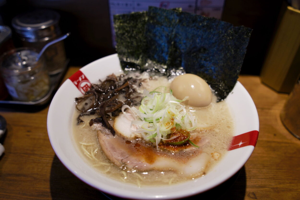 『ラーメン凪 豚王 渋谷本店』の「特製ラーメン」1030円（2026年5月時点）