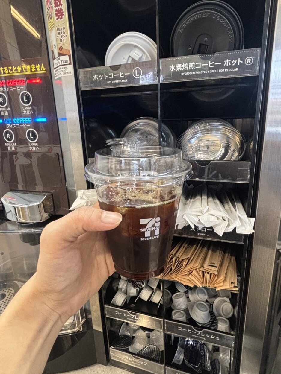 『セブン-イレブン』のコーヒーマシーンにて