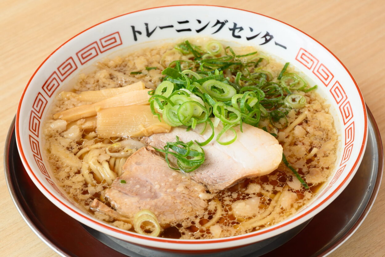 鶏ダシベースのスープで味わう「中華そば」。丼一面を覆う背脂がイイ仕事をしている
