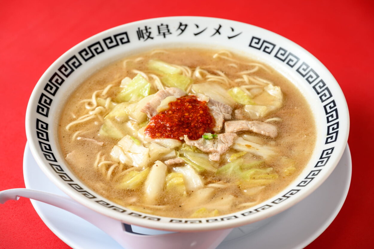 「岐阜タンメン」（890円）。豊富に揃うトッピングと辛いタレで自分好みの味にカスタマイズできるのが魅力だ