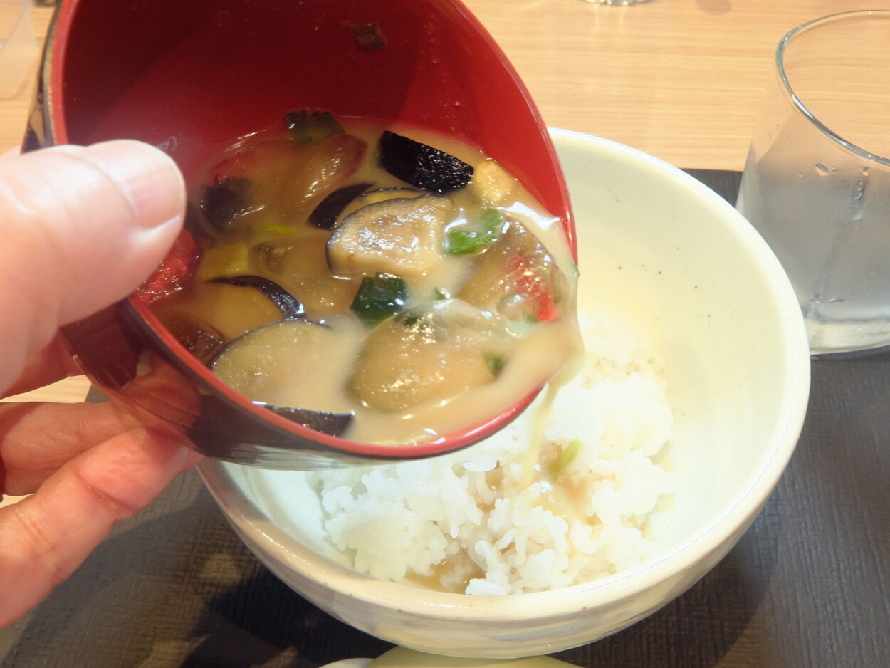 「冷たいおみそ汁」をご飯の上にかける