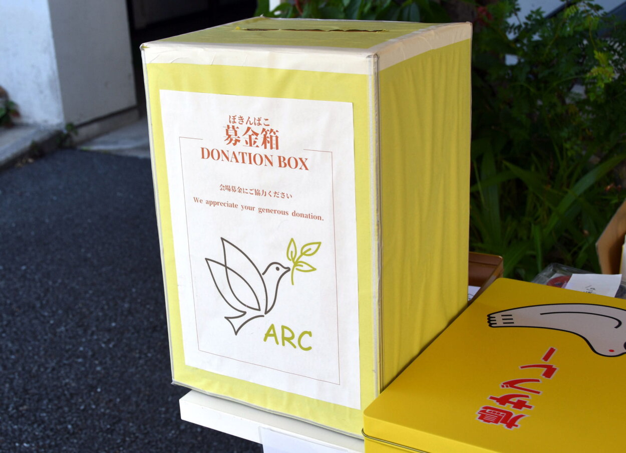 募金箱に次々と3000円が投じられていく。飯田店主はじめ店主たちは全員ボランティアで参加、募金はすべて難民支援のために寄付される