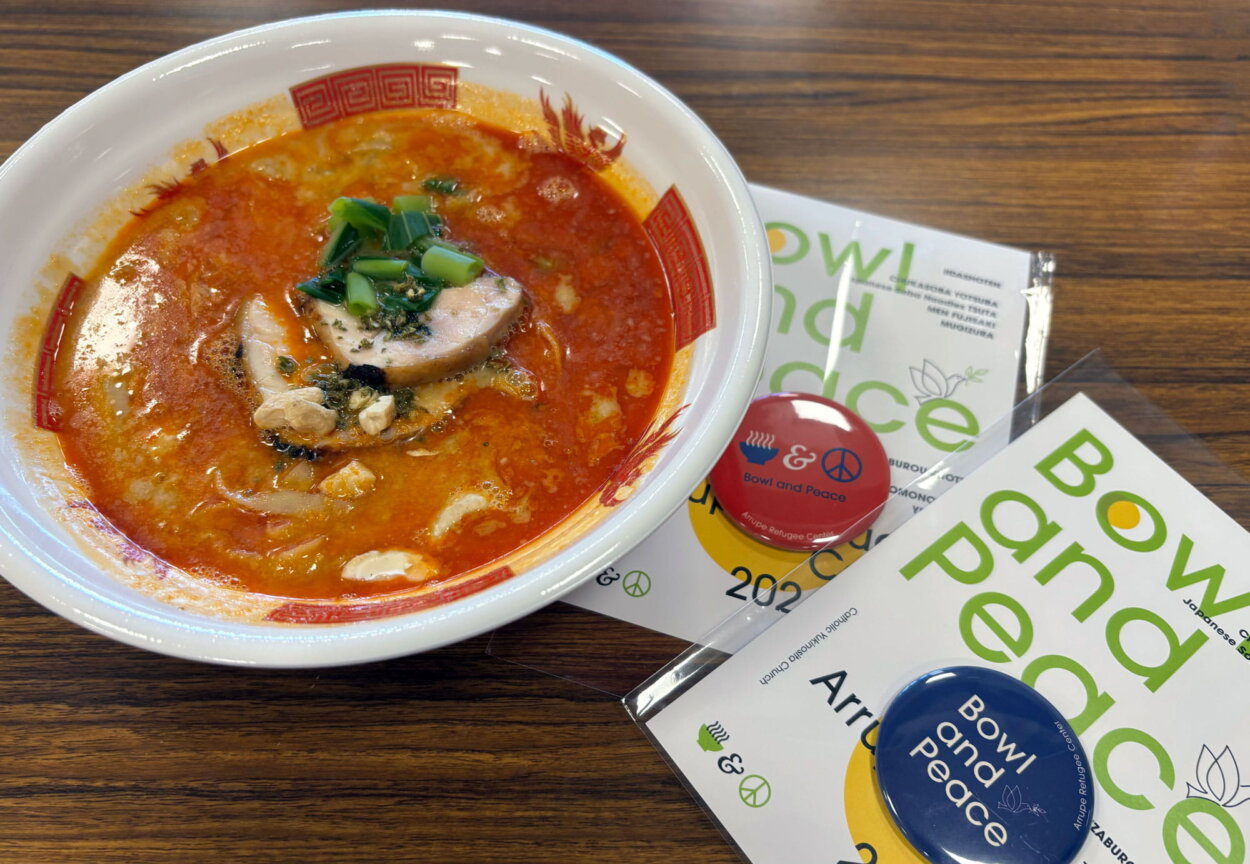 辛さとシビレがあとを引く担々麺。おかわりにも特製ピンバッジがついてくる
