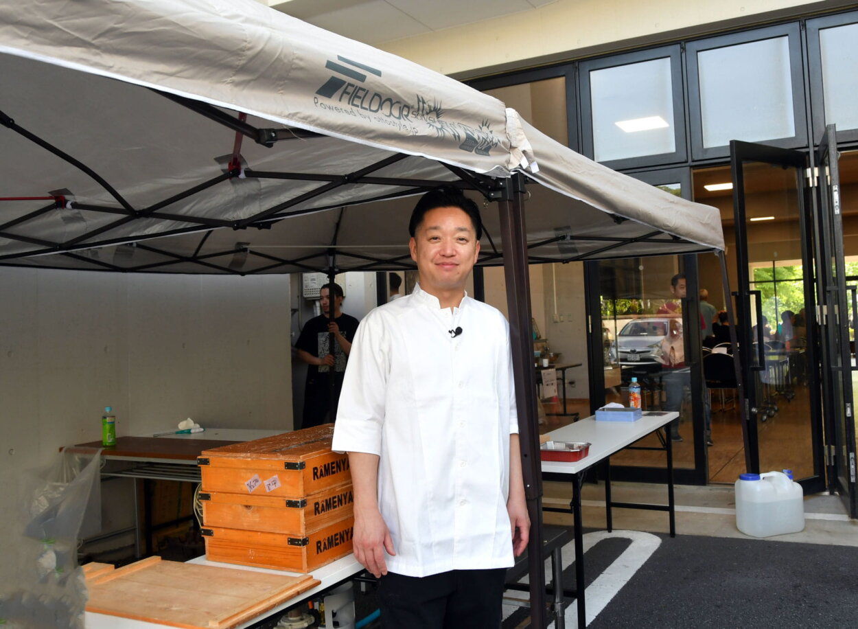28歳で「ラーメンの鬼」として知られる故・佐野実氏が打った麺に魅了され、まず麺を打つことから修行を始めた飯田店主。「僕たちが当たり前にラーメンを作れているのは、食材や器を使う道筋をつけてくれた先人たちのおかげなんですよね」