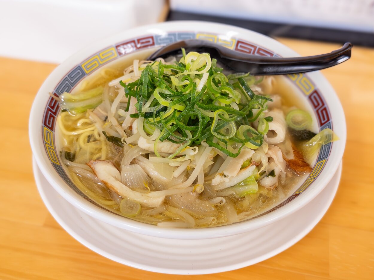 「中華そば」(750円)。山盛りの野菜がインパクト十分。このビジュアルと甘いスープとのギャップにバグる