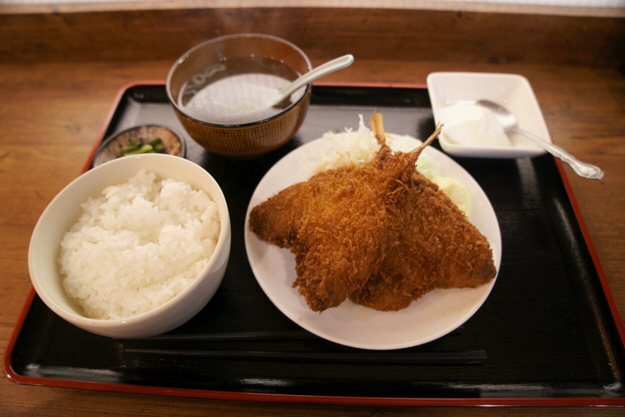 『手作り料理 ようこそ』の「アジフライ定食」（880円）