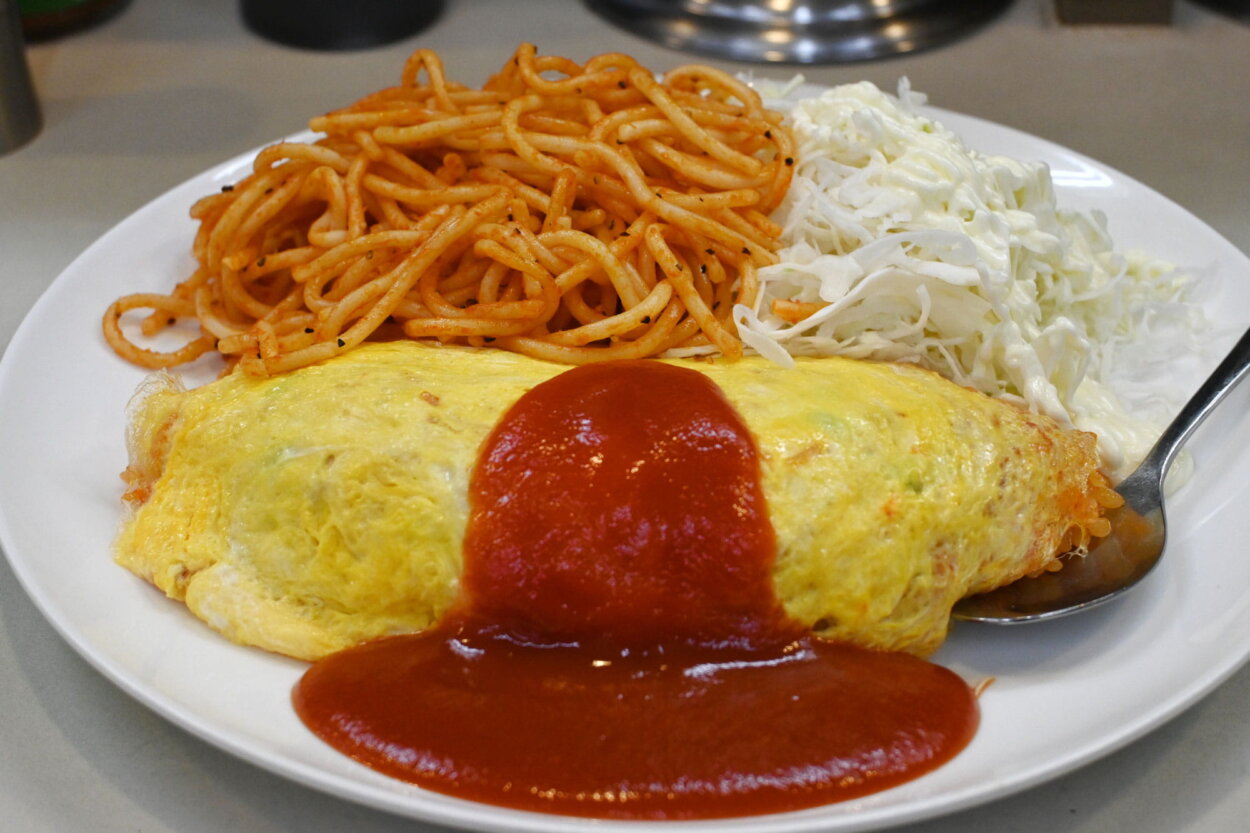 『むさしや』の「オムライス」（1200円／ナポリタン、サラダ、味噌汁付き）
