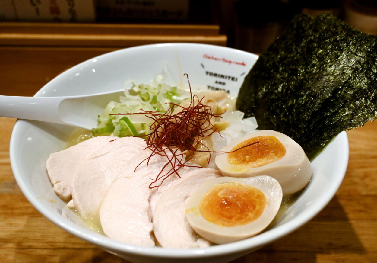 『鶏煮亭 ようすけ』の「特製濃厚鶏白湯ラーメン」（大盛り1480円／2026年６月時点）