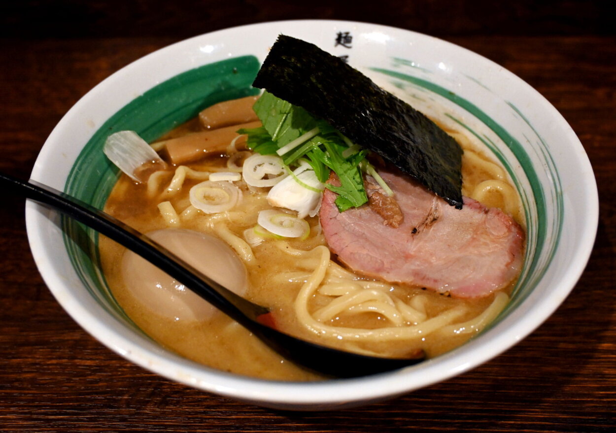 『麺屋利八』の「味玉らぁめん」（1300円／2026年６月時点）
