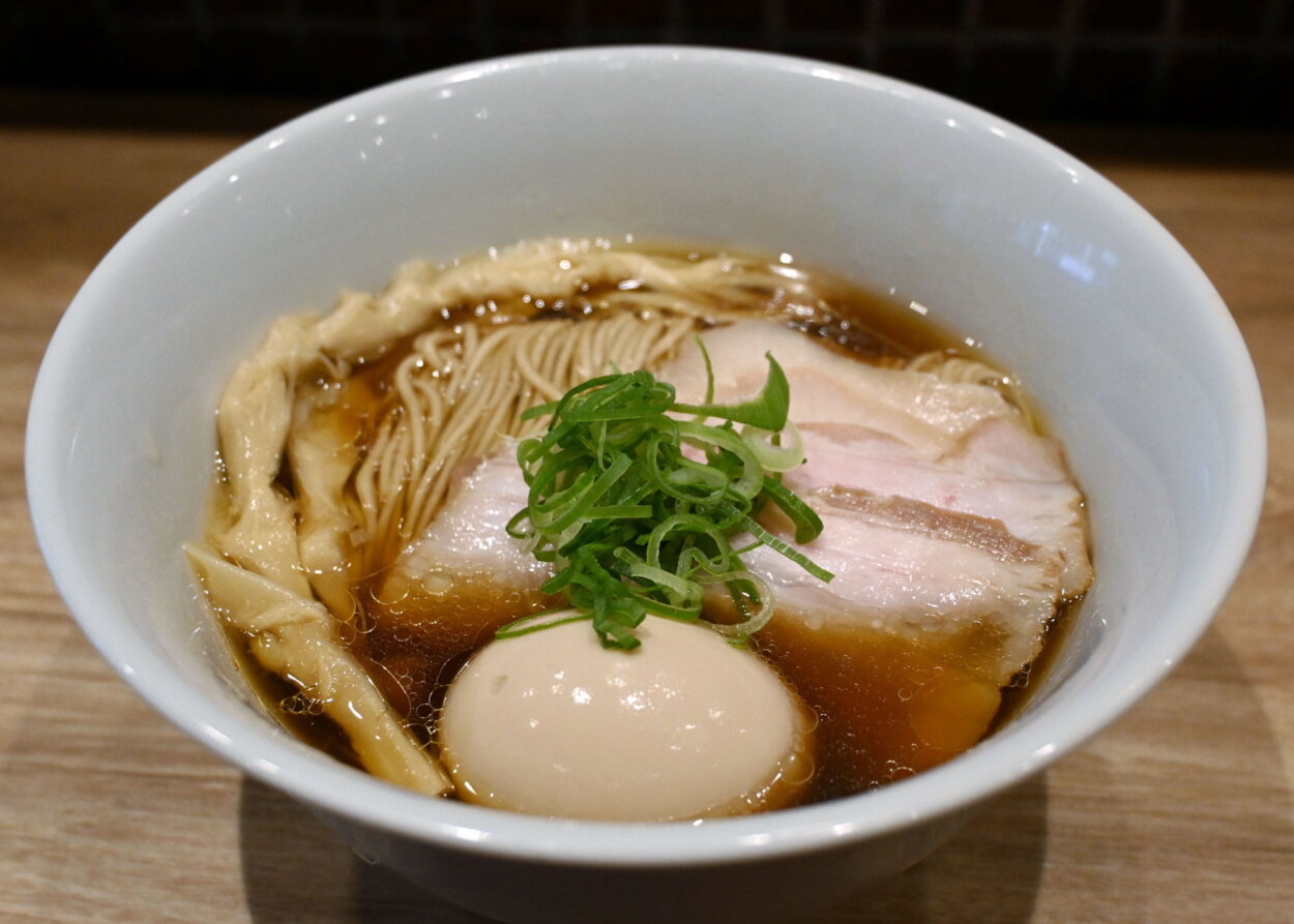 『鶏そば一文』の「特製醤油らぁめん」（1400円）