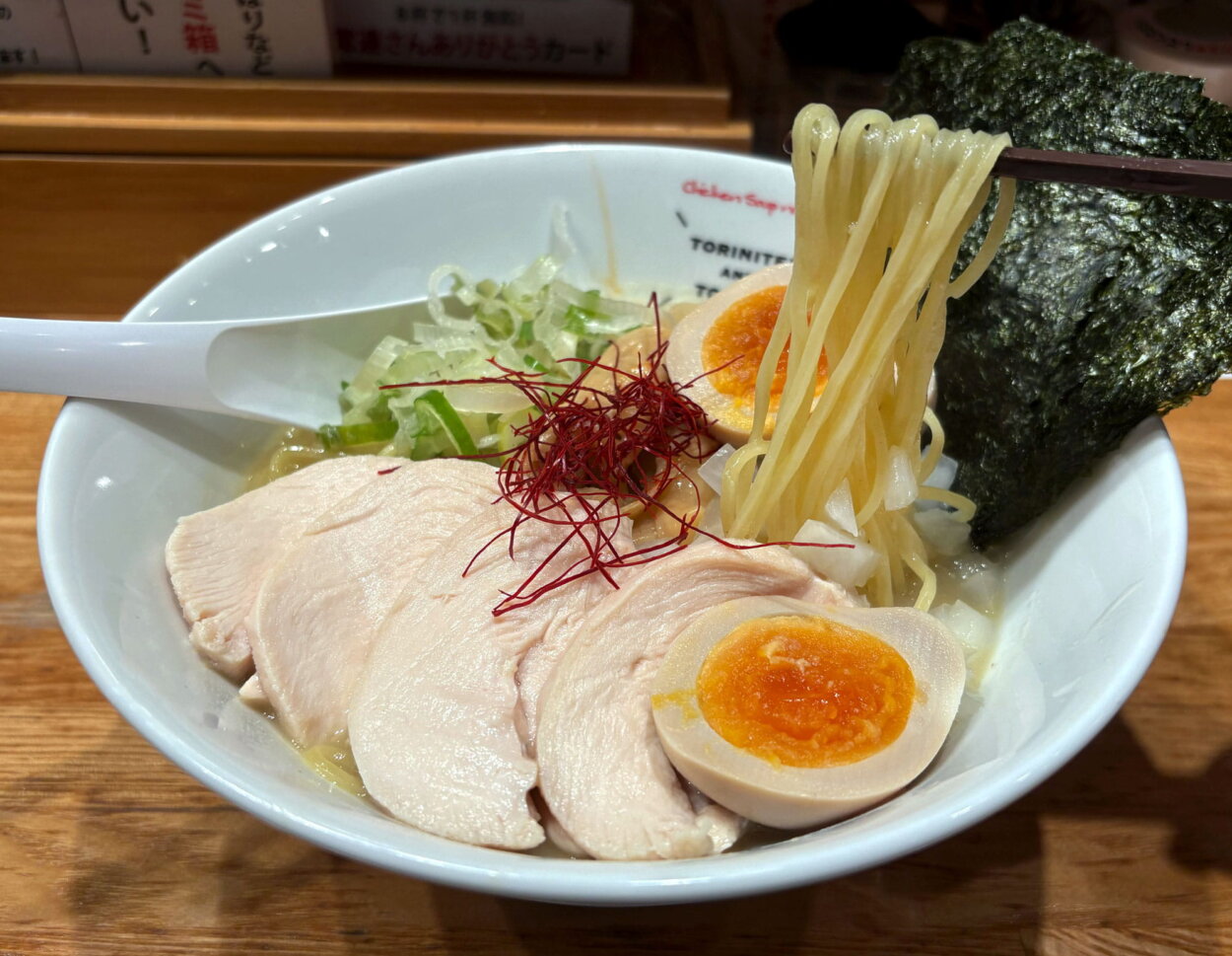 麺は卵黄を使用した「たまごめん」