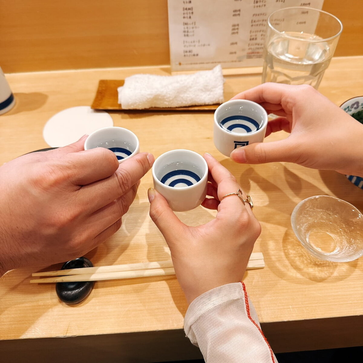 イベントの打ち上げにて、担当編集のドビーとアシスタントのさきちゃんと乾杯〜