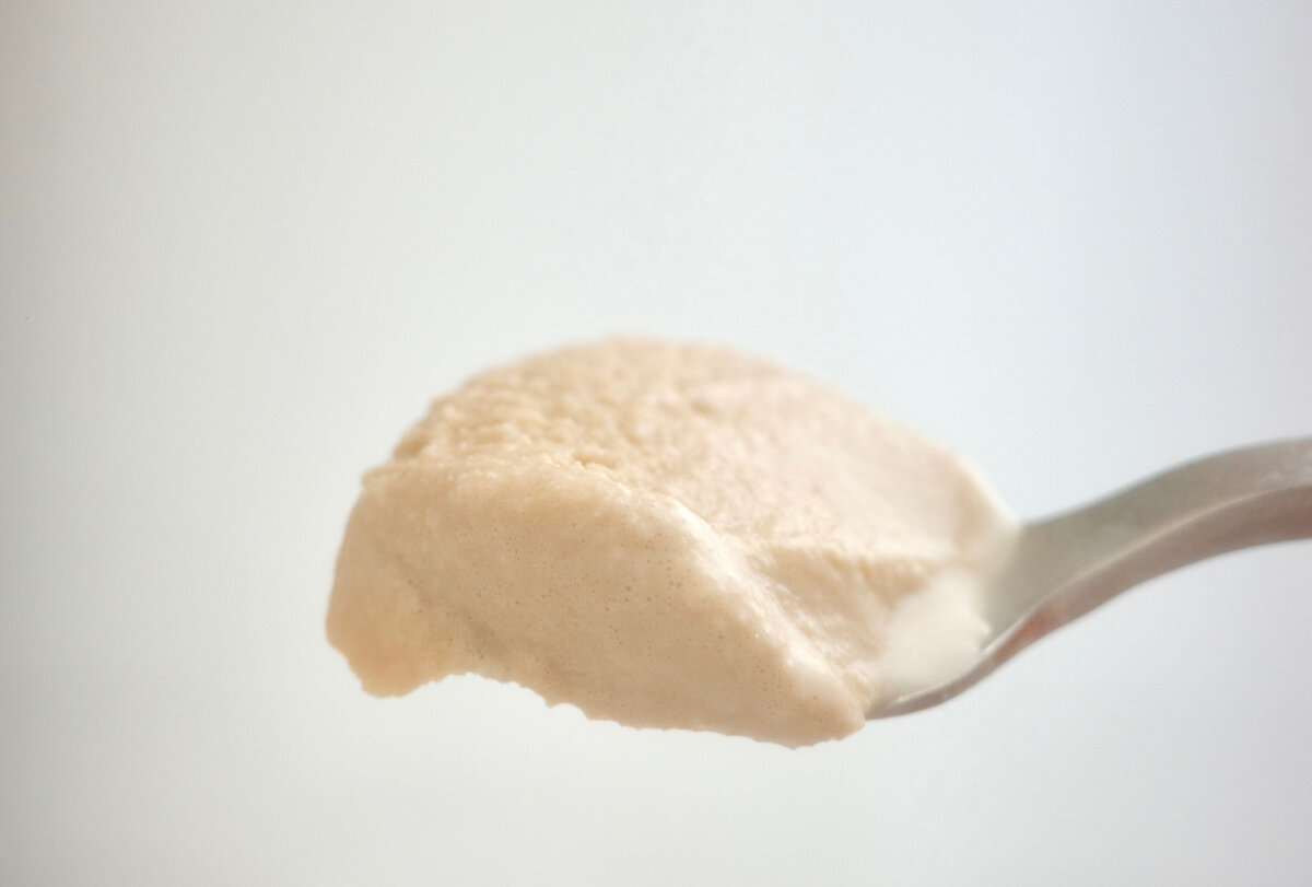 焙じ茶アイスをスプーンですくった様子