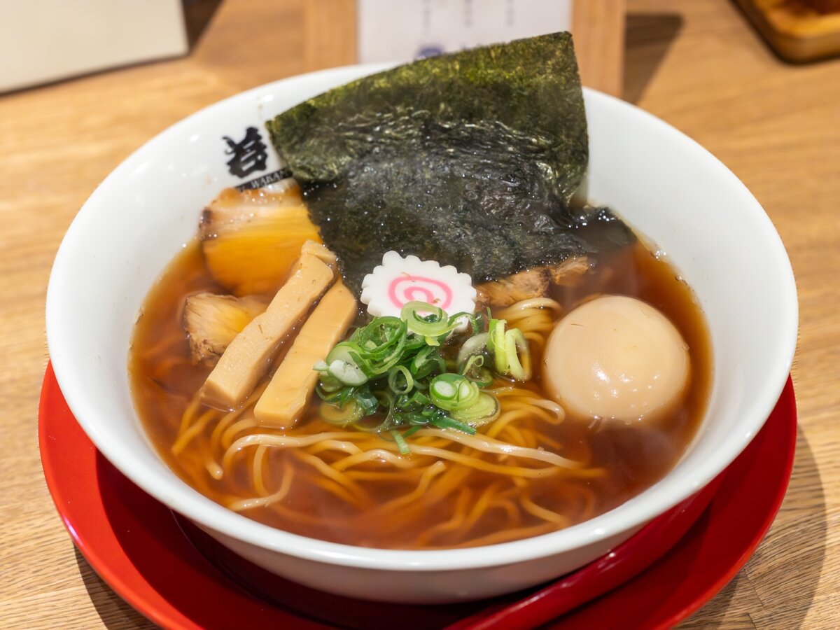 澄んだ醤油スープにナルトと海苔が映える端正な一杯。見た目からして完成度の高さが伝わる