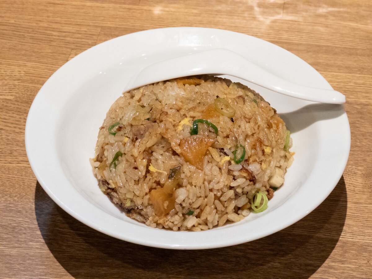 しっかり油をまとったコク系チャーハン。中華そばとの対比が際立つ