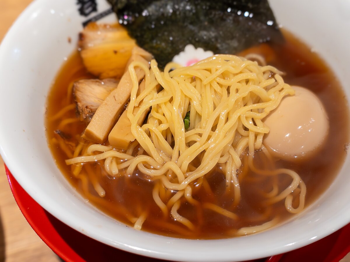 中太ストレート麺はなめらかなのど越し。スープをしっかり持ち上げるバランスの良さが光る