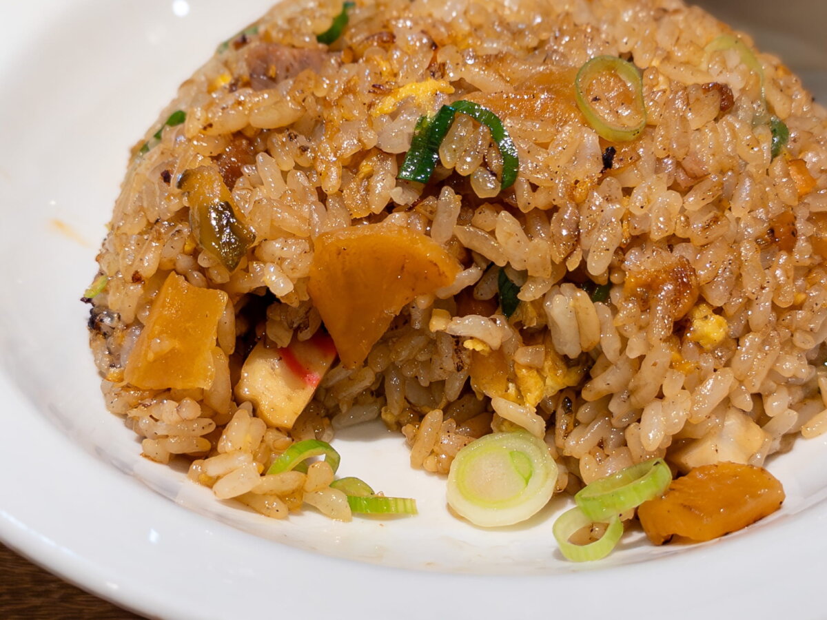 刻まれた具材に混じるたくあんが特徴。食感とほのかな甘みのアクセントになっている