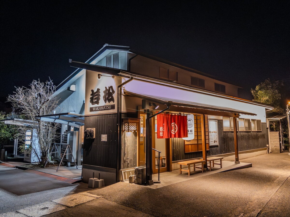 郊外にありながら平日の夜でも客足が絶えない人気店。屋台時代からのファンに支えられてきた一軒だ