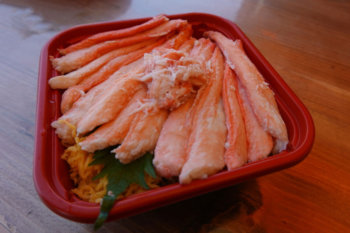 佐渡島に渡る前に新潟港で腹ごしらえ。数百円のカニ弁当